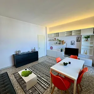 https://4-balconi-house-appartamento-moderno-a.lecce-hotels.com